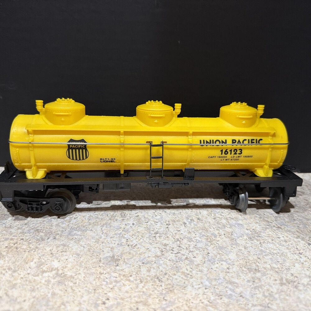 Lionel O Gauge O-27 Union Pacific Three Dome Tank Car #16123 | NEW!